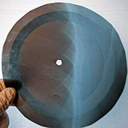 One-sided flexible record made of X-ray pattern – Односторонняя гибкая пластинка, сделанная из рентгеновского снимка