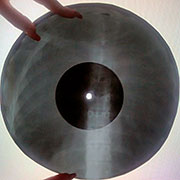 One-sided flexible record made of X-ray pattern – Односторонняя гибкая пластинка, сделанная из рентгеновского снимка